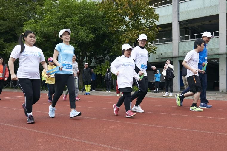 渣打銀行公共事務暨行銷處負責人陳穎勳/網球好手莊佳容/臺北市政府體育局局長李再立參與「2019渣打臺北公益馬拉松」視障陪跑訓練營,示範擔任視障陪跑員。