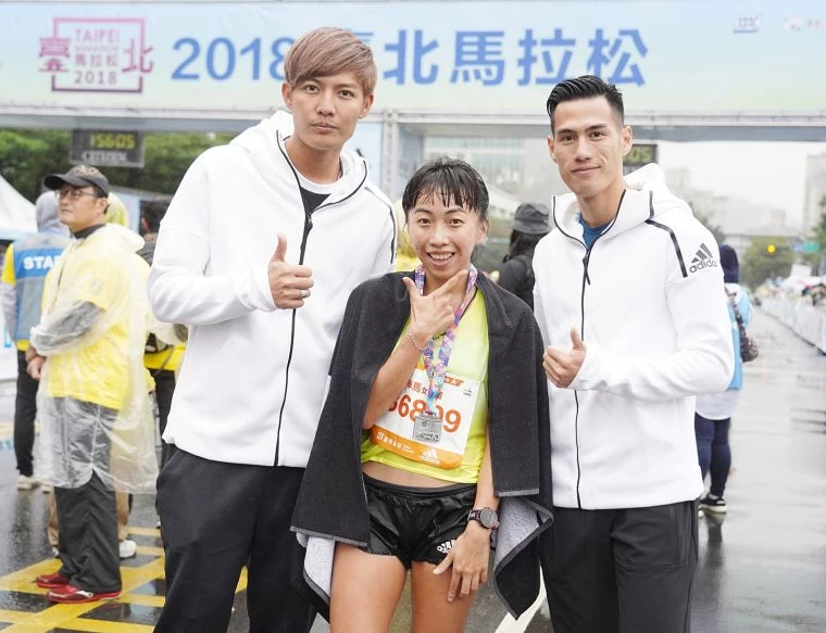「臺灣最速男」楊俊瀚(圖右一)連續兩年擔任活動大使,知名棒球選手王維中(圖左一)也共同出席活動,為知名路跑好手陳宇璿(圖中)掛獎牌、披完賽毛巾加油打氣。主辦單位提供