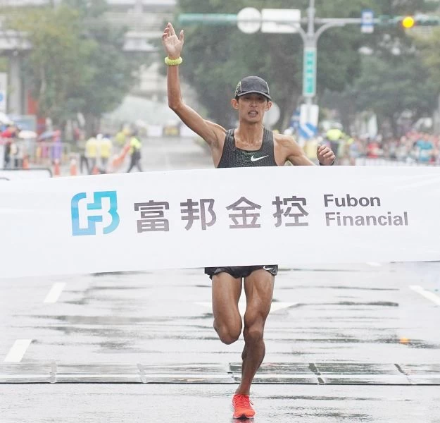 全馬國內男子組由知名好手周庭印以2小時24分29秒封王。主辦單位提供