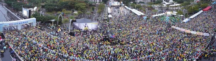 臺北馬拉松今(9)日在市政府廣場前盛大起跑,國內外共60個國家、超過3,600名國外跑者、總共2萬7千名跑者一同共襄盛舉。主辦單位提供