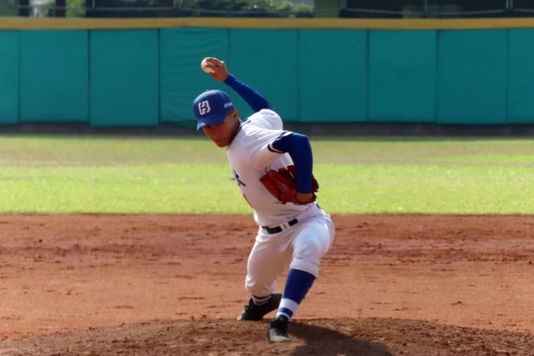 台體大投手李軒慈臨危受命中繼飆勝投。