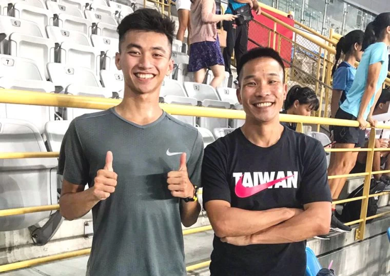 王子銘(左)很感謝生命中的貴人「阿賽」吳文騫教練(右)。王子銘/提供。
