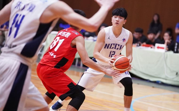 政大李允傑(右)23分8籃板。
