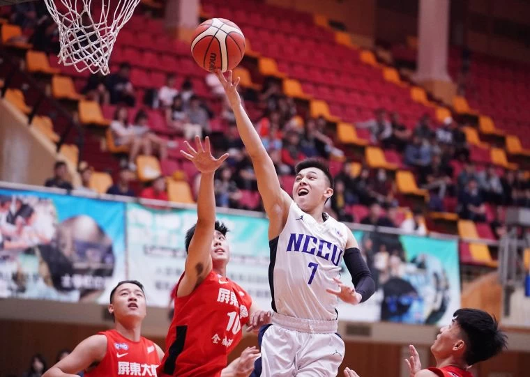 政大登錄12人全員得分迎來第4勝。
