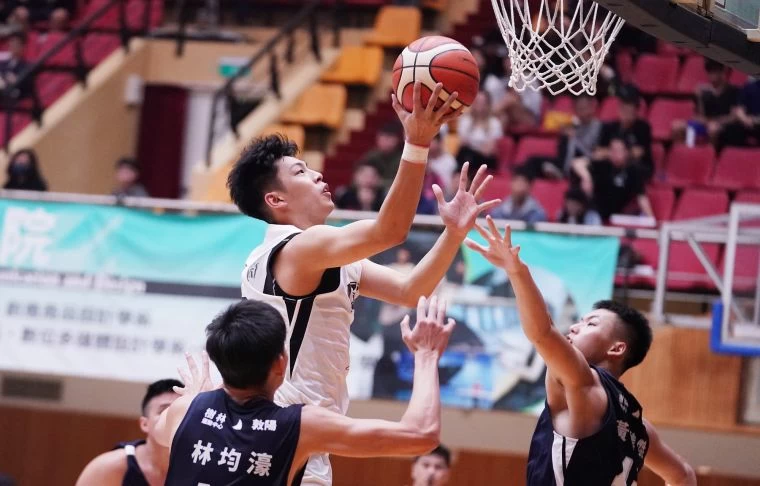 義守徐鉦順拿12分4籃板2助攻。
