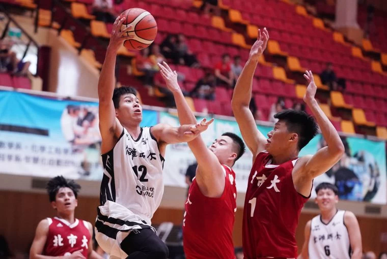 高師大李家耀(左)14分10籃板雙十表現。