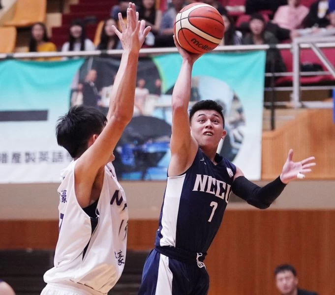 政大田浩(右)13分7籃板6助攻4抄截。