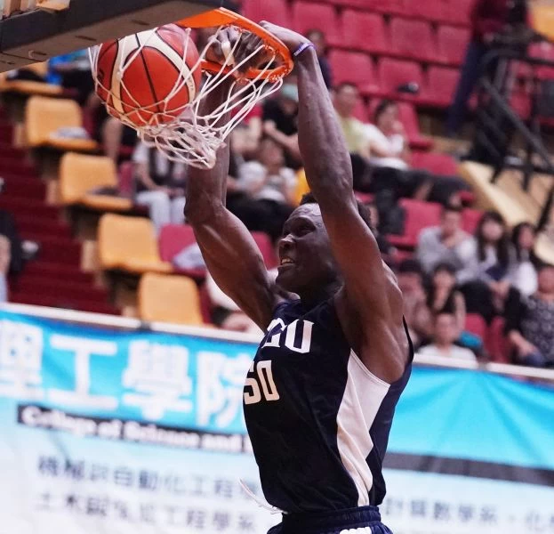 政大聶歐瑪得3分含第四節灌籃。