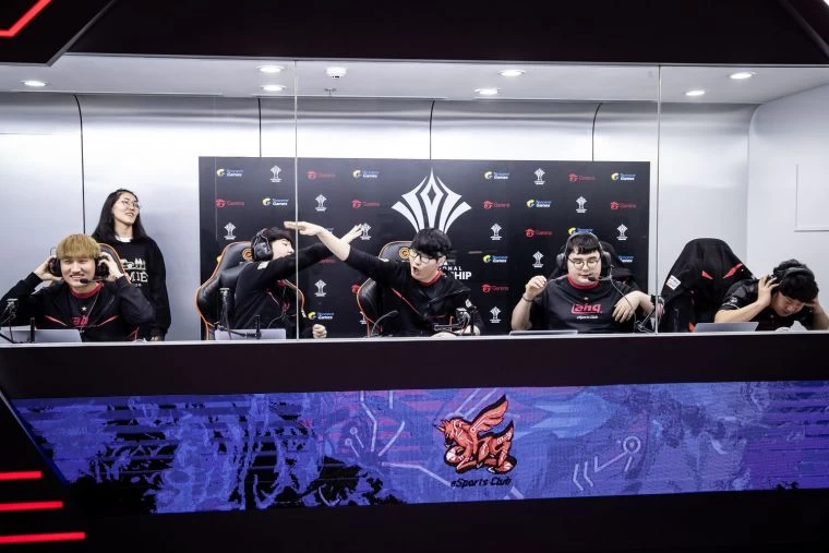 韓國賽區代表ahq選手擊敗來自越南的OCS代表隊後興奮地振臂歡呼。