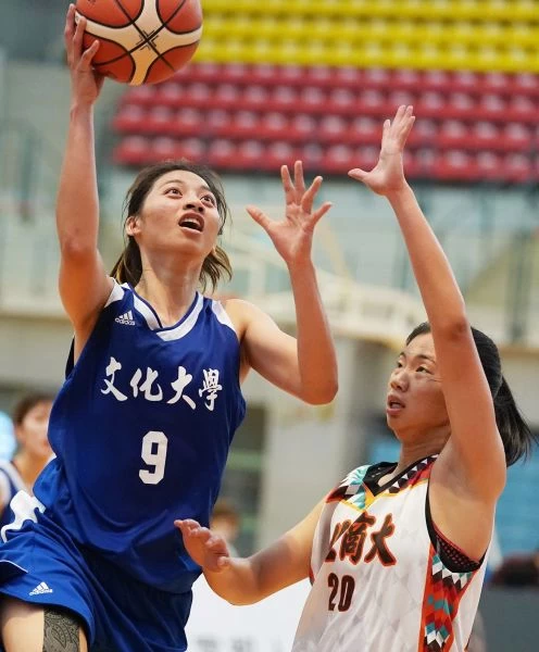 文化徐玉蓮「雙十」24分、15籃板。