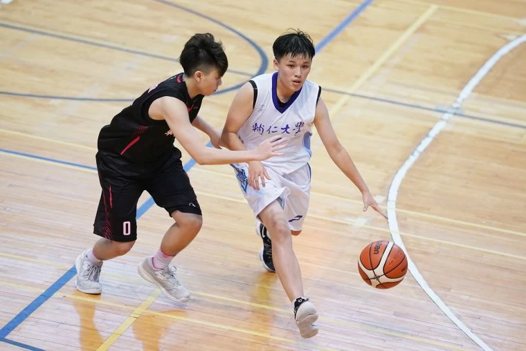 輔大張育瑗三分球13投中5拿19分。