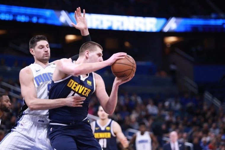 金塊主力球星小丑(Nikola Jokic,右)手感低迷。法新社