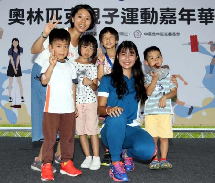 廖晏均(前排右二)參加奧林匹克親子運動嘉年華時和民眾合影。林嘉欣／攝影。
