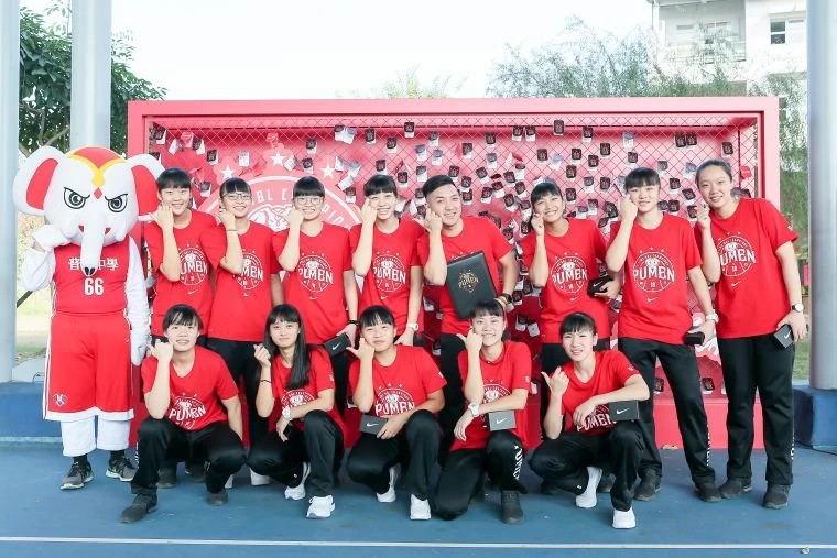 普門中學的冠軍戒。Nike提供