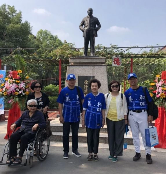 Lamigo洪一中總教練與美和中學房徐蕙英董事長合影