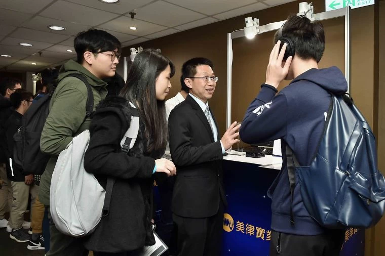 美律實業總裁黃朝豊今日熱情參與美律新聲代論壇,與來自全台各校大學生分享電聲產業前景與未來,以及台灣的電聲人才需求與潛力。
