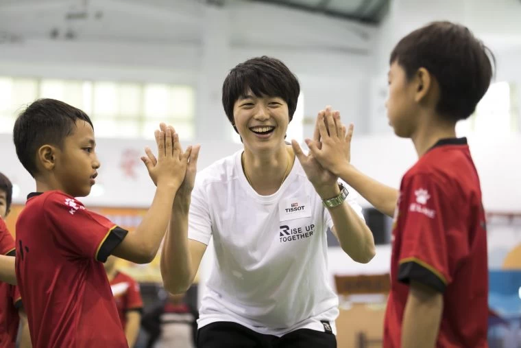 羽球女單選手白馭珀、雙打選手吳玓蓉現身台東大王國小,與小球員一同練習互動經驗傳承。