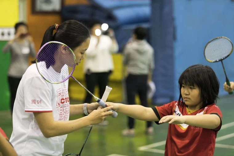 羽球女單選手白馭珀、雙打選手吳玓蓉現身台東大王國小,與小球員一同練習互動經驗傳承。