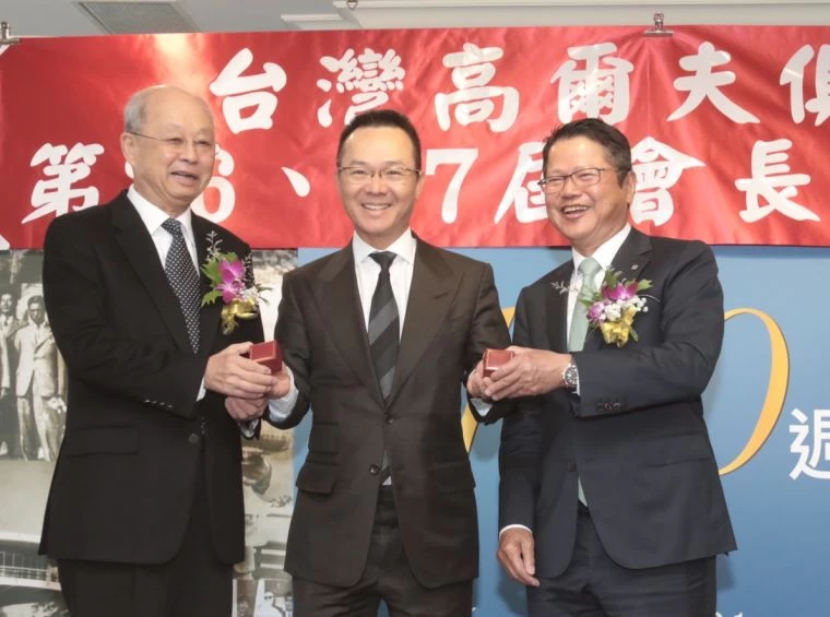 中華高協理事長王政松(中)贈送紀念品給上任會長陳茂仁(右)及新任會長紀文豪(左)