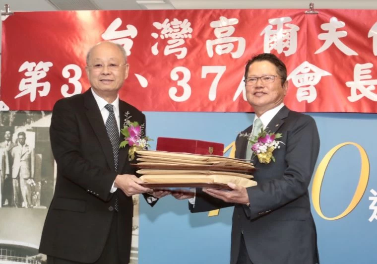 新舊任會長進行交接儀式,新任會長紀文豪(左)與上任會長陳茂仁(右)。