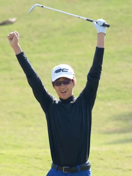 第一回合陳奕騫71桿(-1)單獨領先.,他在第十八洞直接切桿進洞抓鳥,舉起雙臂慶賀。鍾豐榮攝影