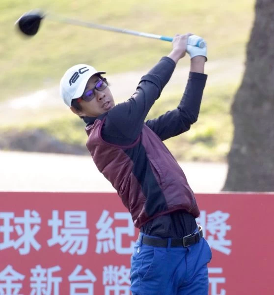 第一回合陳奕騫71桿(-1)暫時單獨領先.。鍾豐榮攝影