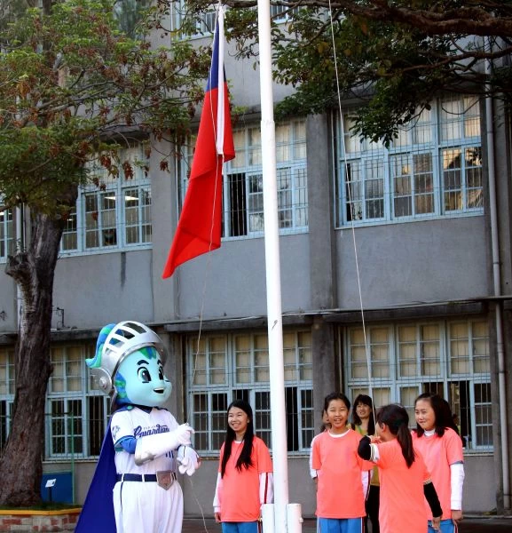 「悍你上學趣」富邦悍將吉祥物參加朝會,Frankie首次擔任升旗手。