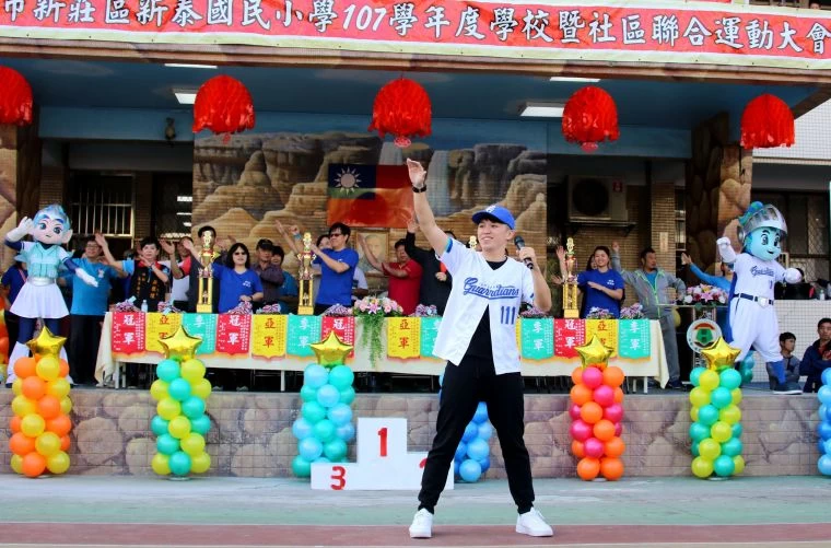 「悍你上學趣」富邦悍將應援團副團長Travis與吉祥物Frankie、Bonnie帶動跳悍將隊歌-北方王者。