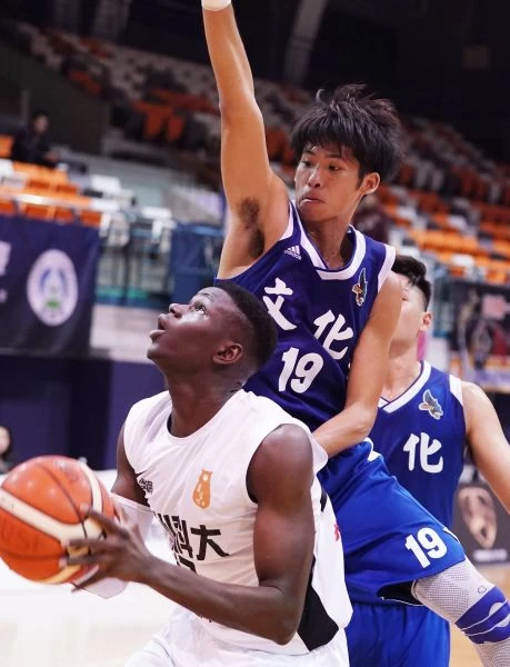 中州班霸復出,拿下10分、6籃板。