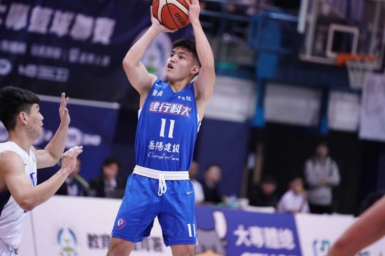 健行「阿吉」林俊吉三分球5投中3，拿下20分4籃板3助攻。