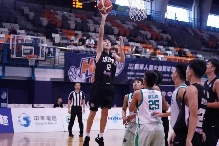 義守以88:64輕取萬能。