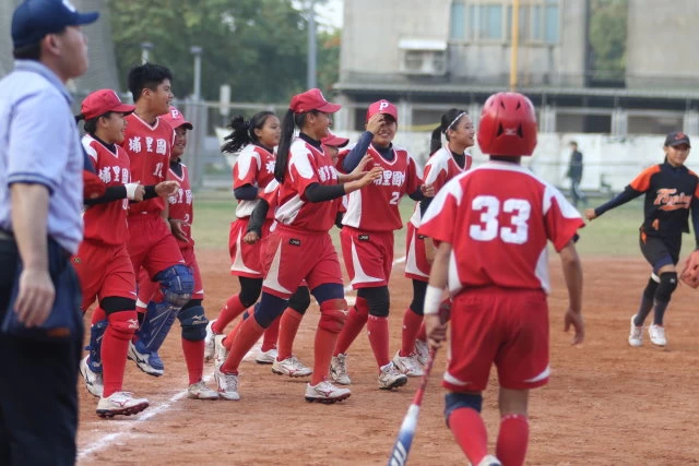 投縣埔里以8比7逆轉勝新北福營,全隊球員興奮不已。高中體總提供