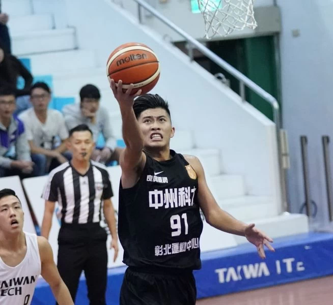 中州科大陳孝禹上籃。
