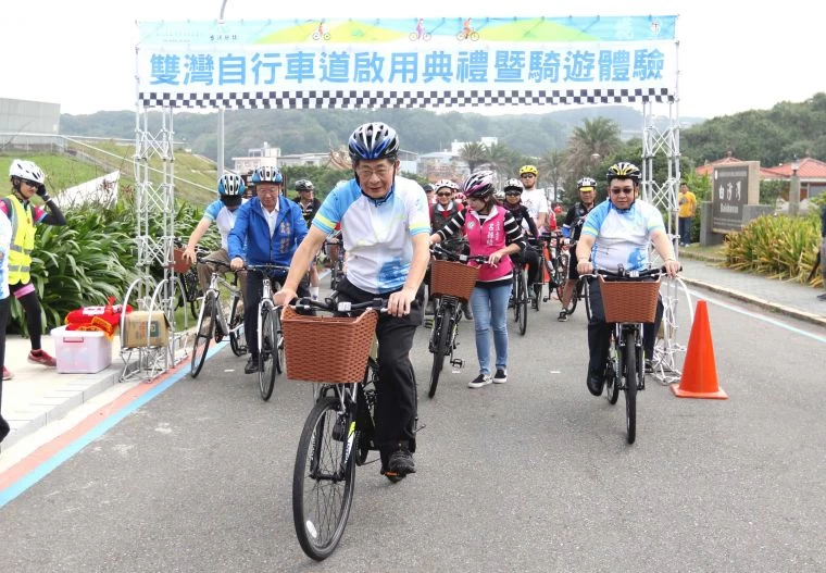 交通部觀光局北海岸及觀音山國家風景區管理處處長張振乾(前)。中華民國自行車騎士協會／提供。