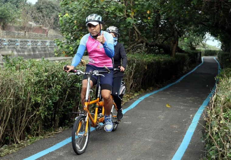 徐國強和太太駱宜和一起騎協力車參加。中華民國自行車騎士協會／提供。