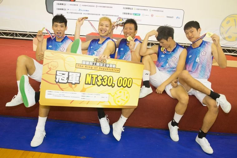 勇奪藤球王,中華白球員樂不可支。