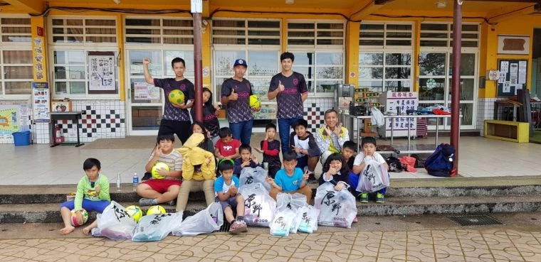 DJC團隊與迷你學校寶山國小學生同樂。DJC團隊提供