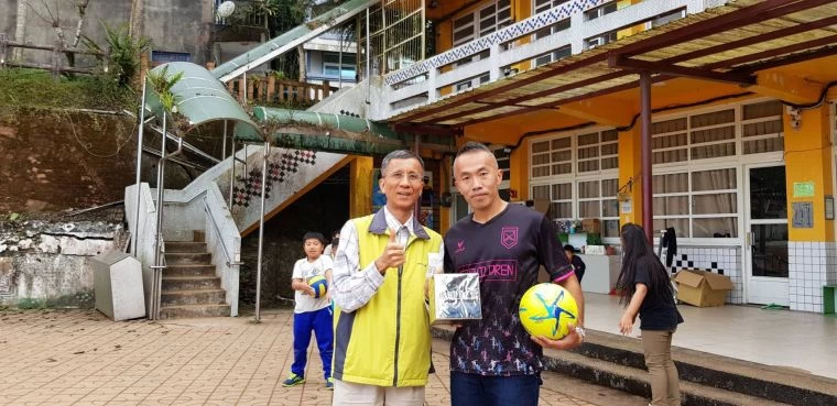 DJC執行長吳哲銘(右)與寶山國小教務主任林煌成。DJC團隊提供