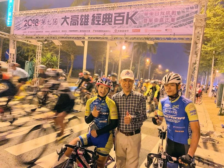 高雄市政府運動發展局代理局長周明鎮(中)與 單車女子國手黃亭茵等共同參與開幕活動儀式。高雄市運動發展局提供
