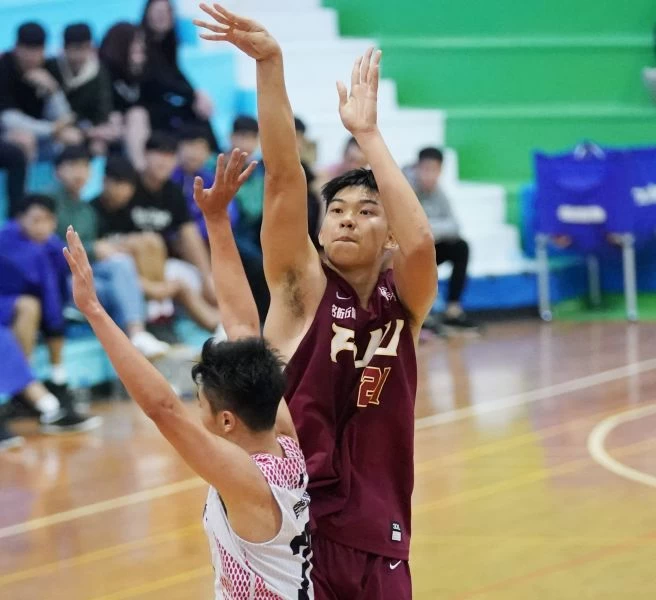 輔仁曾祥鈞10分、12籃板,連3場、6度「雙十」。