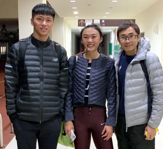 楊文蔚(中)和陳彥宏(左)及香港教練溫達勇。國立體育大學／提供。