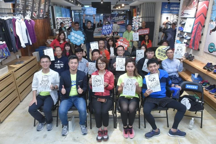 人氣插畫家同時也是三鐵跑者阿傑為現場所有人畫肖像。BROOKS提供