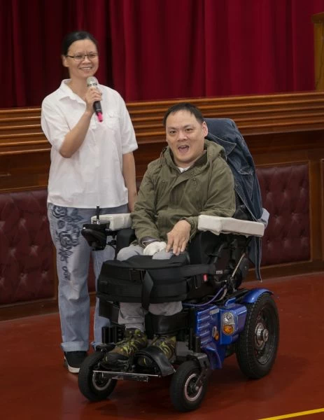 (左)陳銘哲選手大姐陳秀玉幫弟弟代講。
