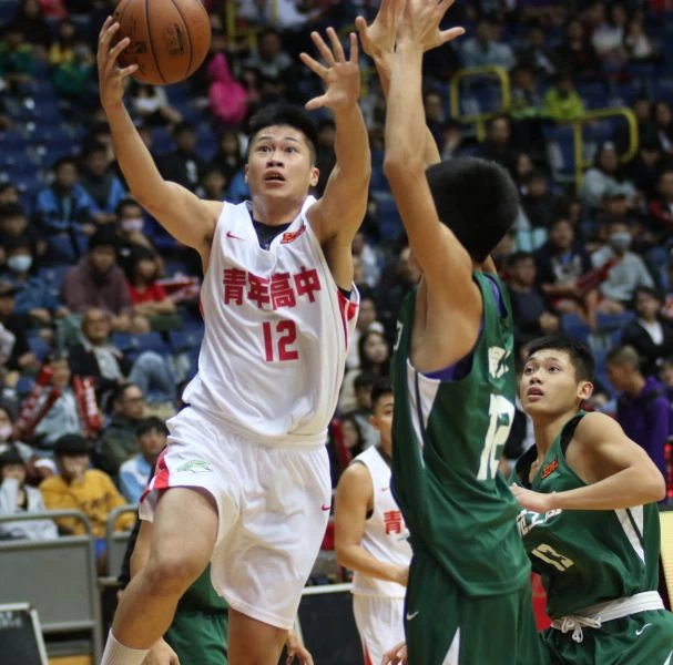 青年「一哥」涂亦含17分、16籃板,連2場「雙十」。