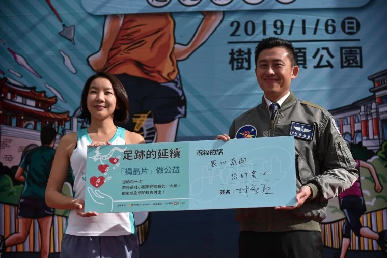 市長致贈簽名感謝卡。