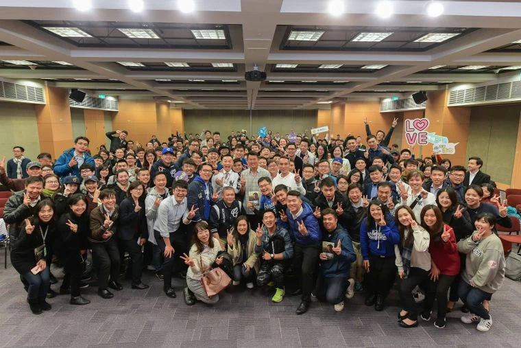 王建民與富邦集團同仁合影。富邦提供