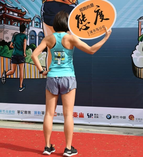 背影女孩邱靖貽首度現身。