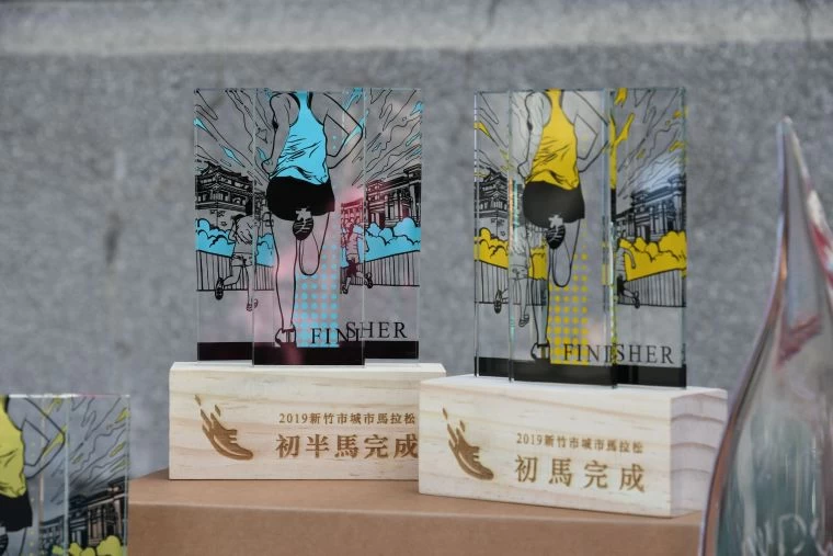 記者會現場展示春池玻璃獎杯。