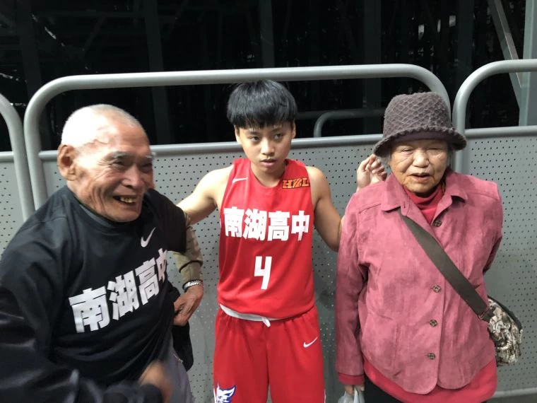 阿公、阿嬤來探班南湖張辰妍飆生涯新高24分。
