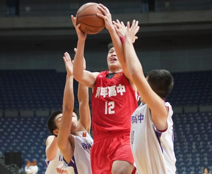 青年「一哥」壽星涂亦含，三分球6投中2攻下18分、9籃板率隊重返八強。
